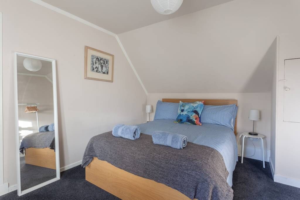 Beautiful Skye Crofter's Cottage sleeps six close to mountains, sea and beach