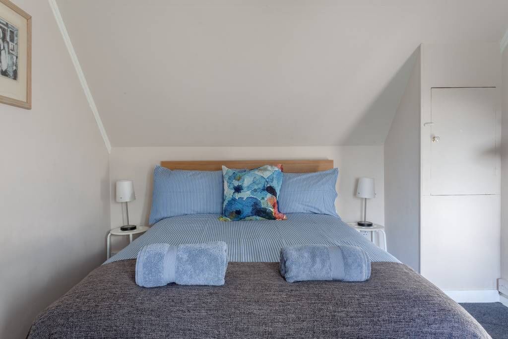 Beautiful Skye Crofter's Cottage sleeps six close to mountains, sea and beach