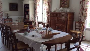 Petit déjeuner complet compris tous les jours