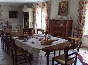 Desayuno completo gratuito y diario