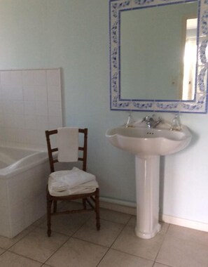 Habitación doble, vistas al jardín | Baño | Ducha y bañera combinadas y bañera profunda