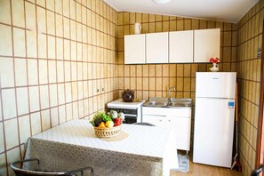 Kühlschrank, Ofen, Toaster, Kochgeschirr/Geschirr/Besteck