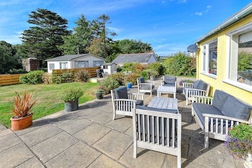 GORGEOUS SPACIOUS  FAMILY HOUSE IN THE CENTRE OF ABERSOCH WITH BEACH HUT!