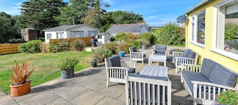 GORGEOUS SPACIOUS FAMILY HOUSE IN THE CENTRE OF ABERSOCH WITH BEACH HUT!
