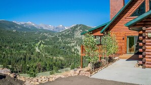 A log cabin with a balcony overlooking a mountainous landscape. - Armstrong Luxury Log Vacation  At Windcliff 4 Bedroom Home by RedAwning (Estes Park)