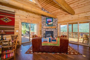 House, 4 Bedrooms | Living room