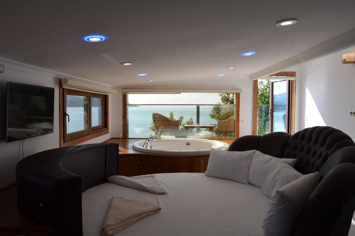 Penthouse, Sea View | Premium bedding, in-room safe, individually decorated, desk