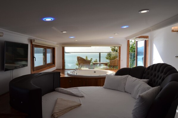 Penthouse, Sea View | Premium bedding, in-room safe, individually decorated, desk - George's Boutique Hotel (Fethiye)