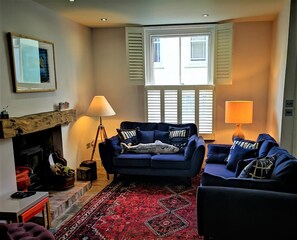 Smart TV, fireplace, DVD player, books