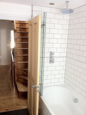Combined shower/bathtub, hair dryer, towels, soap - Modern Townhouse In Fowey, Cornwall, England (Fowey)