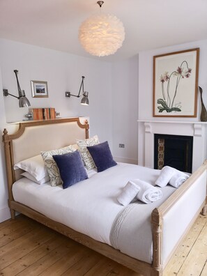 4 bedrooms, desk, iron/ironing board, travel cot - Modern Townhouse In Fowey, Cornwall, England (Fowey)