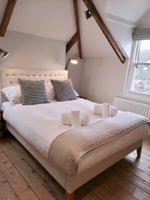 4 bedrooms, desk, iron/ironing board, travel cot