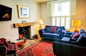 Een smart-tv, een open haard, een dvd-speler en boeken