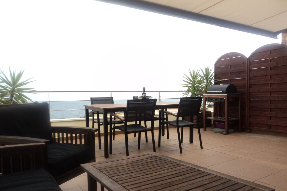 Penthouse with pool terrace and Wifi. Belle vue sur la mer