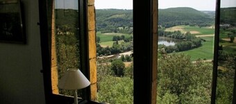 Périgord Noir, maison près de Sarlat, vue  sur la Dordogne, parc arboré.