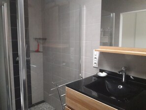 Badewanne, Haartrockner, Handtücher, Seife