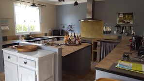 ثلاجة، ميكروويف، فرن، غسالة أطباق