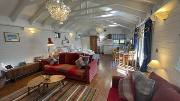 Télévision, lecteur de DVD, table de tennis de table, livres