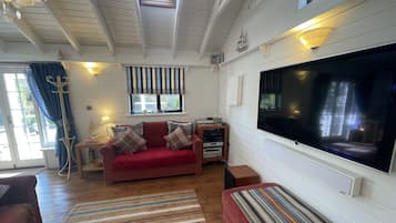 Fernseher, DVD-Player, Tischtennisplatte, Bücher