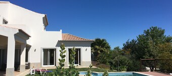 Nieuwe luxe villa in de buurt van Tavira met uitzicht op zee en rustige landelijke omgeving