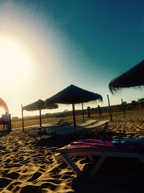 Plage à proximité, chaises longues