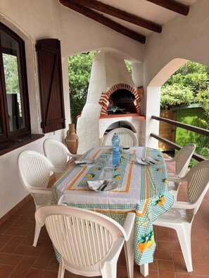 Outdoor dining - beautiful typical Sardinian villa 300 meters from the sea, 2 bedrooms, 2 bathro (La Ciaccia (Valledoria))