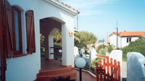 Property grounds - beautiful typical Sardinian villa 300 meters from the sea, 2 bedrooms, 2 bathro (La Ciaccia (Valledoria))