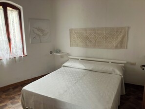 2 bedrooms, iron/ironing board, bed sheets - beautiful typical Sardinian villa 300 meters from the sea, 2 bedrooms, 2 bathro (La Ciaccia (Valledoria))