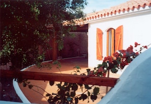 Property grounds - beautiful typical Sardinian villa 300 meters from the sea, 2 bedrooms, 2 bathro (La Ciaccia (Valledoria))
