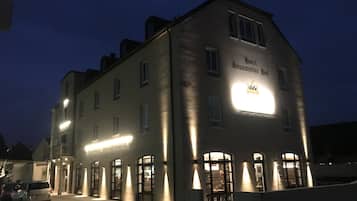 Fassade der Unterkunft – Abend/Nacht