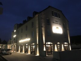 住宿正面 - 傍晚/夜晚