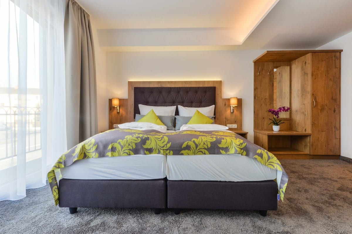 Schreibtisch, Verdunkelungsvorhänge, schallisolierte Zimmer