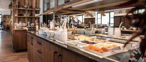 Petit déjeuner buffet (17.90 EUR par personne)