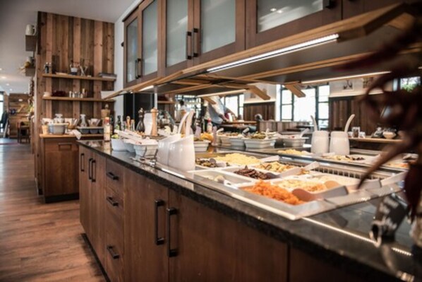 Daily buffet breakfast (EUR 17.90 per person) - Haunstetter Hof (Augsburg)