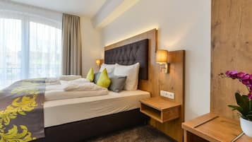 Comfort Double Room | Desk, blackout drapes, soundproofing, iron/ironing board