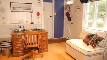 Smart TV, lareira, livros, aparelho de som