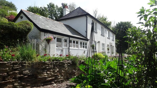 Grove Cottages - Immaculate 3 Bed 3 Bath Holiday Home in Beautiful Gardens: Grove Cottages (West Buckland)