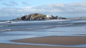 Perto da praia, espreguiçadeiras