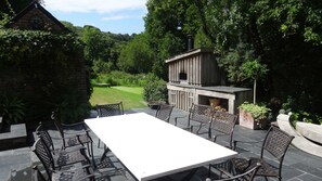 Patio with dining table - Immaculate 3 Bed 3 Bath Holiday Home in Beautiful Gardens: Grove Cottages (West Buckland)