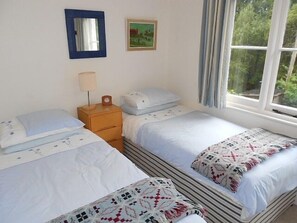 Twin bedroom - Immaculate 3 Bed 3 Bath Holiday Home in Beautiful Gardens: Grove Cottages (West Buckland)