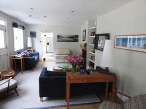 Smart-TV, Kamin, Bücher, Stereoanlage