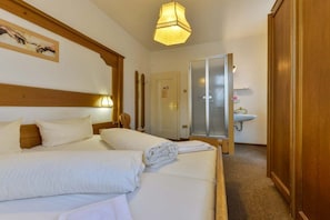 Double Room | Desk, free WiFi, bed sheets - Gasthof zum Ochsen (Augsburg)