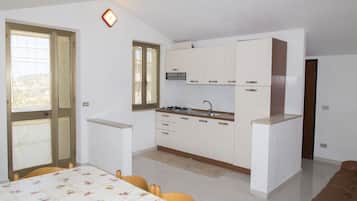 Kühlschrank, Ofen, Kochgeschirr/Geschirr/Besteck, Esstisch