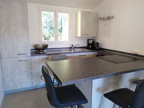 Fridge, microwave, oven, stovetop - houses / villas - 3 rooms - 4/5 persons (Zonza)
