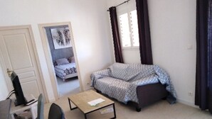 A small, furnished room with a bed, a desk, and a chair. - houses / villas - 3 rooms - 4/5 persons (Zonza)