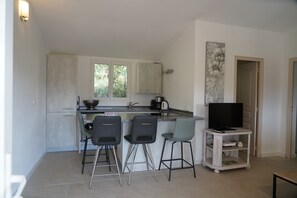 Fridge, microwave, oven, stovetop - houses / villas - 3 rooms - 4/5 persons (Zonza)