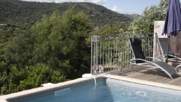 A swimming pool with a view of a mountainous landscape. - houses / villas - 3 rooms - 4/5 persons (Zonza)