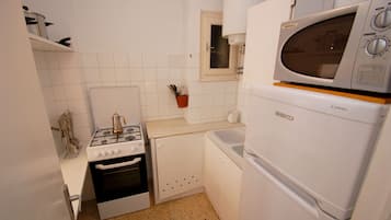 Fridge, microwave, oven, coffee/tea maker
