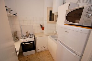 Jääkaappi, mikroaaltouuni, uuni, kahvin-/teenkeitin