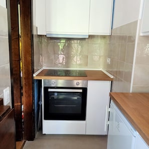 Frigorifero, microonde, forno, piano cottura
